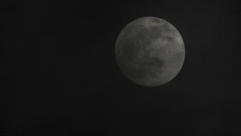 Full moon on dark cloudy night. Clouds passing by the moon, real time shot. Video stock 122693273