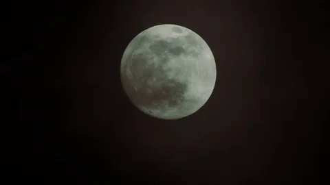 Full moon on dark cloudy night. Clouds passing by the moon, real time shot. Stock Footage 122693286