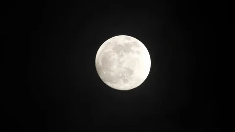 Full moon on dark cloudy night. Clouds passing by the moon, real time shot. Video stock 122693295