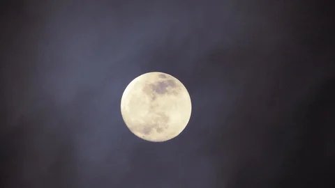 Full moon on dark cloudy night. Clouds passing by the moon, real time shot. Video stock 122693327