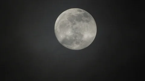 Full moon on dark cloudy night. Clouds passing by the moon, real time shot. Stock Footage 122693333