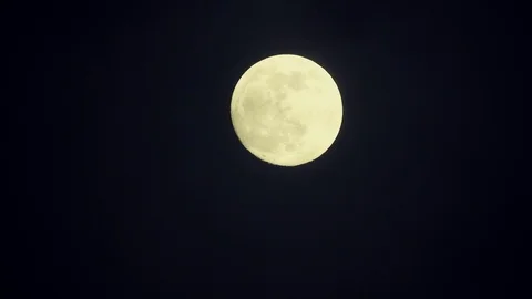Full moon on dark cloudy night. Clouds passing by the moon, real time shot. Stock Footage 122693354