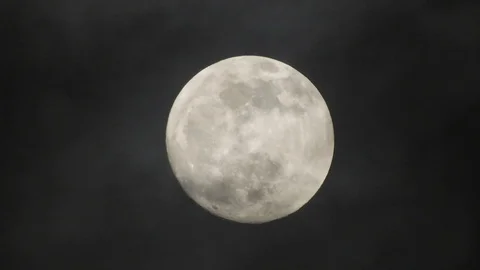 Full moon on dark cloudy night. Clouds passing by the moon, real time shot. Video stock 122693359