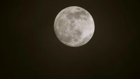 Full moon on dark cloudy night. Clouds passing by the moon, real time shot. Stock-Footage 122693365
