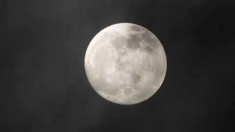 Full moon on dark cloudy night. Clouds passing by the moon, real time shot. Stock Footage 122693402