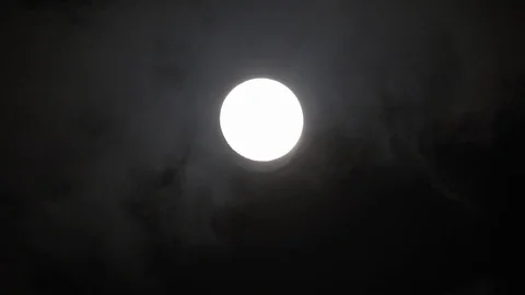 Full moon on dark cloudy night. Clouds passing by the moon, real time shot. Video stock 122693439