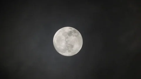 Full moon on dark cloudy night. Clouds passing by the moon, real time shot. Video stock 122693453