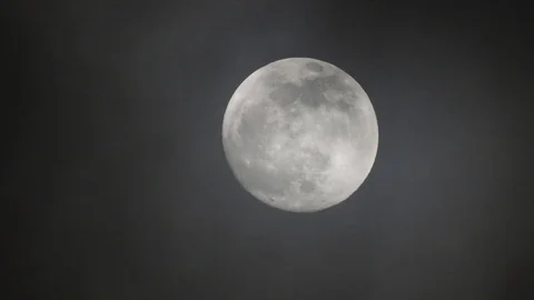 Full moon on dark cloudy night. Clouds passing by the moon, real time shot. Video stock 122693466