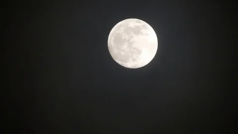 Full moon on dark cloudy night. Clouds passing by the moon, real time shot. Stock-Footage 122693469