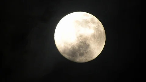Full moon on dark cloudy night. Clouds passing by the moon, real time shot. Video stock 122693496