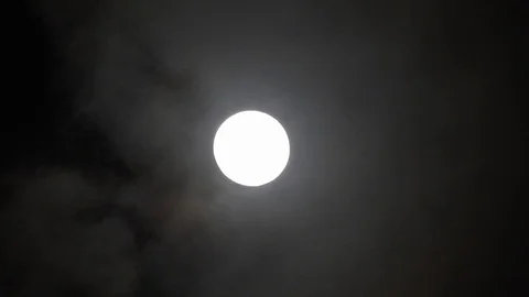 Full moon on dark cloudy night. Clouds passing by the moon, real time shot. 스톡 동영상 122693503