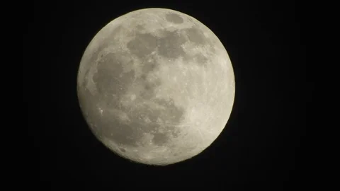 Full moon on dark cloudy night. Clouds passing by the moon, real time shot. 스톡 동영상 122693539