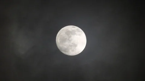 Full moon on dark cloudy night. Clouds passing by the moon, real time shot. 스톡 동영상 122693542