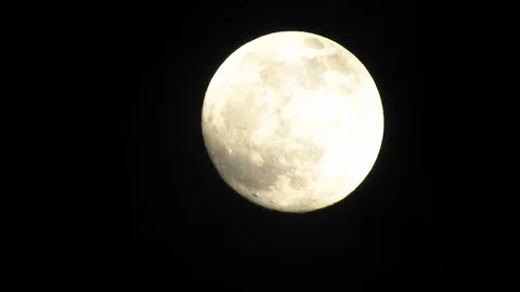 Full moon on dark cloudy night. Clouds passing by the moon, real time shot. Stock Footage 122693559