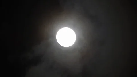 Full moon on dark cloudy night. Clouds passing by the moon, real time shot. Stock Footage 122693600