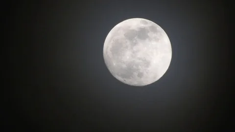 Full moon on dark cloudy night. Clouds passing by the moon, real time shot. 스톡 동영상 122693616