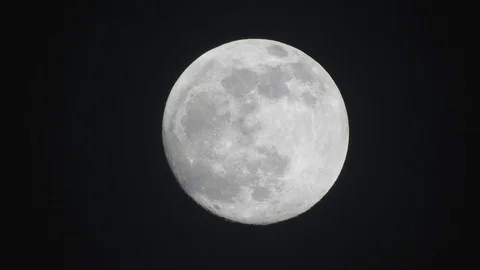Full moon on dark cloudy night. Clouds passing by the moon, real time shot. 스톡 동영상 122693617