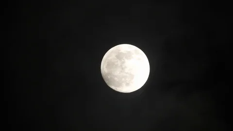 Full moon on dark cloudy night. Clouds passing by the moon, real time shot. 스톡 동영상 122693633