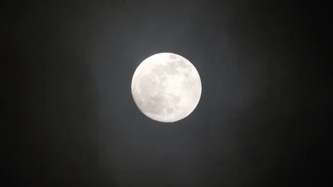 Full moon on dark cloudy night. Clouds passing by the moon, real time shot. 스톡 동영상 122693639
