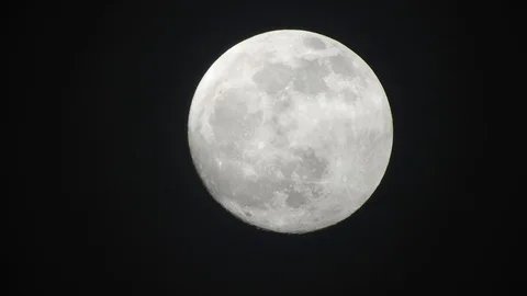 Full moon on dark cloudy night. Clouds passing by the moon, real time shot. Video stock 122693675