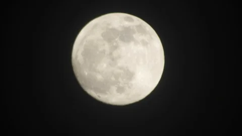 Full moon on dark cloudy night. Clouds passing by the moon, real time shot. Stock-Footage 122693731