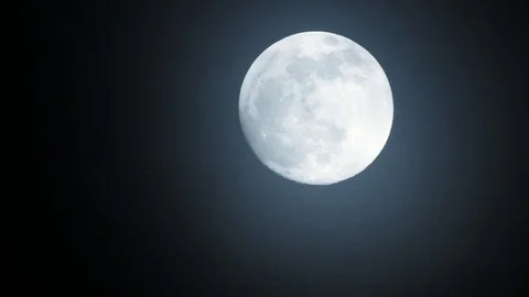 Full moon on dark cloudy night. Clouds passing by the moon, real time shot. Video stock 122693739