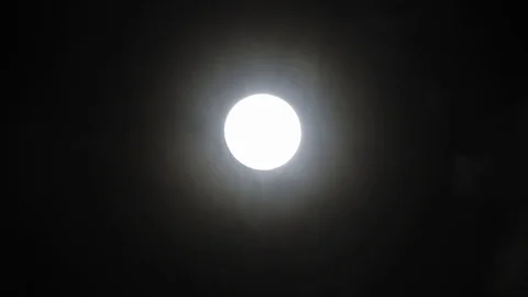 Full moon on dark cloudy night. Clouds passing by the moon, real time shot. Stock Footage 122693755