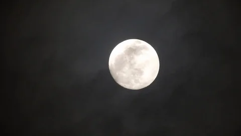 Full moon on dark cloudy night. Clouds passing by the moon, real time shot. Video stock 122693798