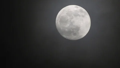 Full moon on dark cloudy night. Clouds passing by the moon, real time shot. 스톡 동영상 122693807