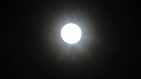 Full moon on dark cloudy night. Clouds passing by the moon, real time shot. Video stock 122693814