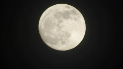 Full moon on dark cloudy night. Clouds passing by the moon, real time shot. Video stock 122693818