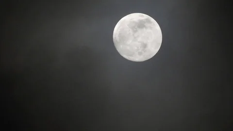 Full moon on dark cloudy night. Clouds passing by the moon, real time shot. 스톡 동영상 122693820