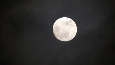 Full moon on dark cloudy night. Clouds passing by the moon, real time shot. Video stock 122693877