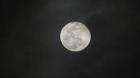 Full moon on dark cloudy night. Clouds passing by the moon, real time shot. Stock Footage 122693887