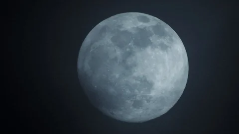 Full moon on dark cloudy night. Clouds passing by the moon, real time shot. 스톡 동영상 122693888