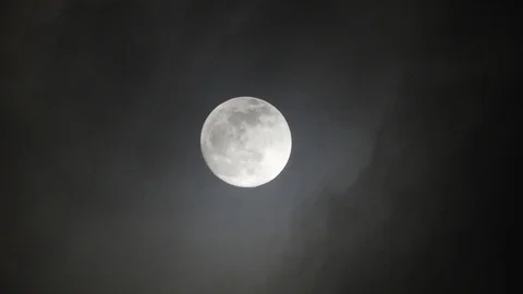 Full moon on dark cloudy night. Clouds passing by the moon, real time shot. Video stock 122693903