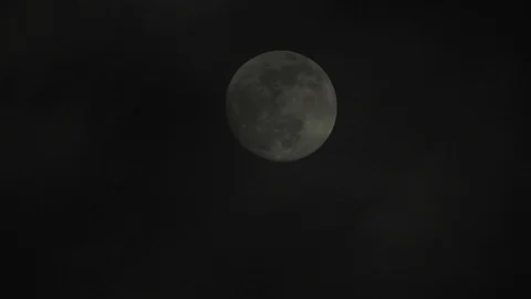Full moon on dark cloudy night. Clouds passing by the moon, real time shot. Video stock 122693905