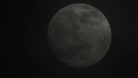 Full moon on dark cloudy night. Clouds passing by the moon, real time shot. Video stock 122693931