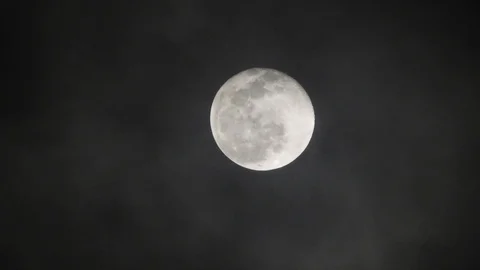 Full moon on dark cloudy night. Clouds passing by the moon, real time shot. Stock Footage 122693969