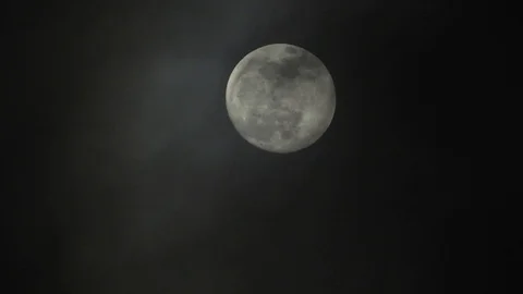 Full moon on dark cloudy night. Clouds passing by the moon, real time shot. Video stock 122693986