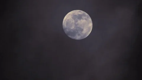 Full moon on dark cloudy night. Clouds passing by the moon, real time shot. Video stock 122694053