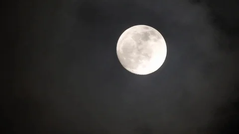 Full moon on dark cloudy night. Clouds passing by the moon, real time shot. 스톡 동영상 122694061