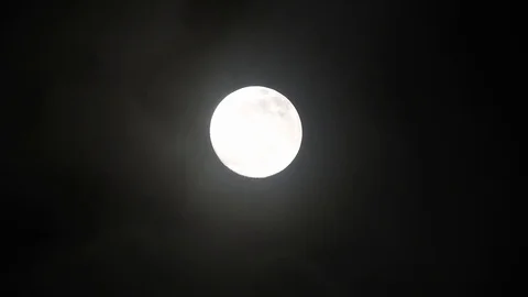 Full moon on dark cloudy night. Clouds passing by the moon, real time shot. Video stock 122694067