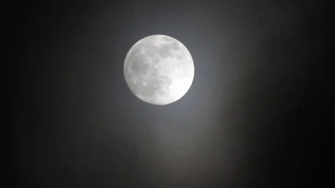 Full moon on dark cloudy night. Clouds passing by the moon, real time shot. Stock Footage 122694075