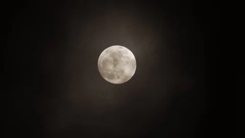 Full moon on dark cloudy night. Clouds passing by the moon, real time shot. Stock Footage 122694108