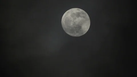Full moon on dark cloudy night. Clouds passing by the moon, real time shot. 스톡 동영상 122694130