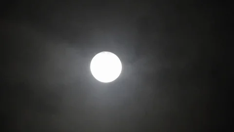 Full moon on dark cloudy night. Clouds passing by the moon, real time shot. Video stock 122694132