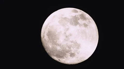 Full moon on dark cloudy night. Clouds passing by the moon, real time shot. Video stock 122694139