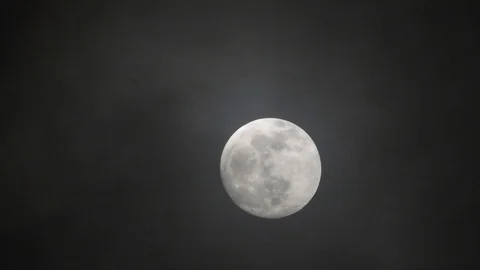 Full moon on dark cloudy night. Clouds passing by the moon, real time shot. 스톡 동영상 122694212