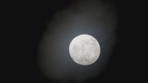 Full moon on dark cloudy night. Clouds passing by the moon, real time shot. Video stock 122694246